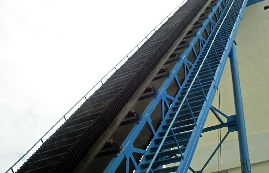 大傾角擋邊帶式輸送機